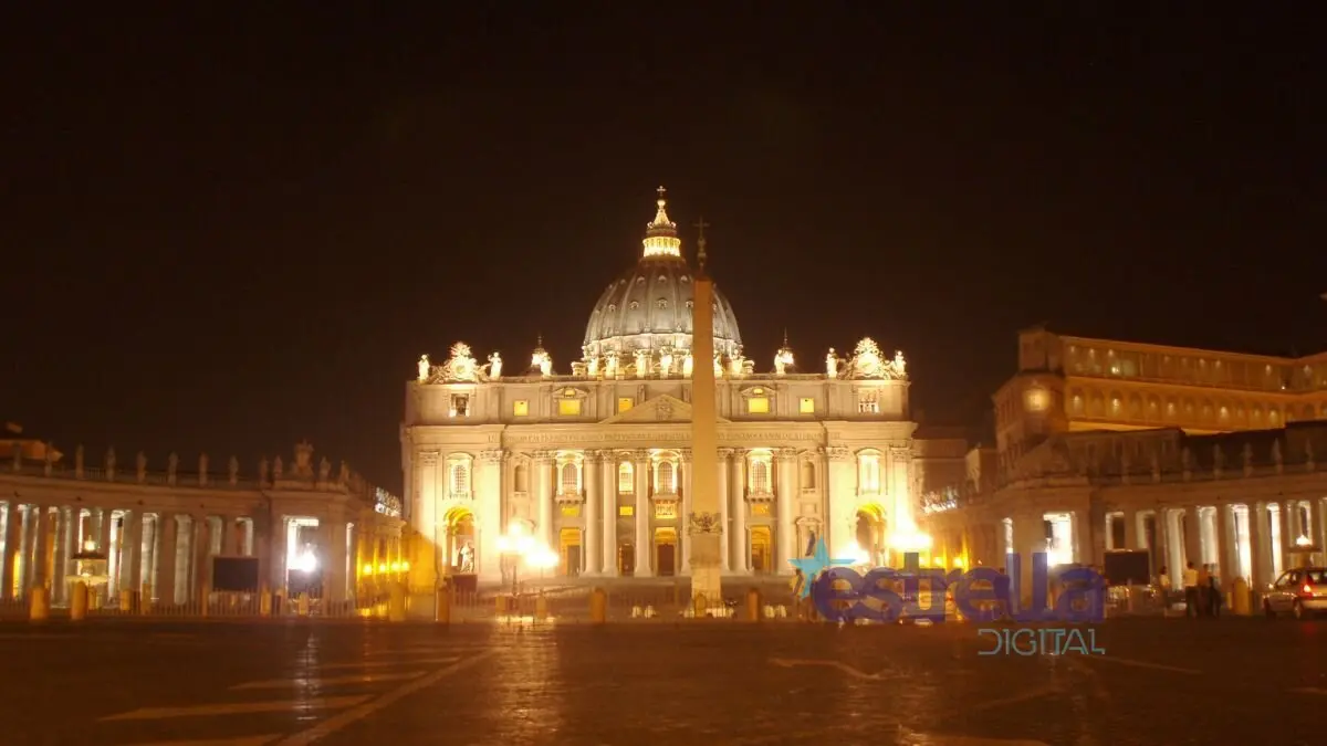 Imagen del Vaticano por la noche iluminado