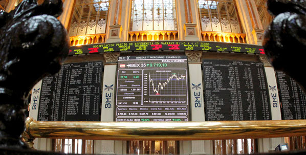 MD50. MADRID, 24/11/2010.- Vista del principal indicador del mercado bursátil español, el IBEX 35, que este mediodía rebotaba el 0,23% tras oscilar desde la apertura entre las ganancias del primer cambio y las pérdidas de minutos después, alarmado por la desconfianza y la tensión que no abandonan los mercados. EFE/Javier Lizón