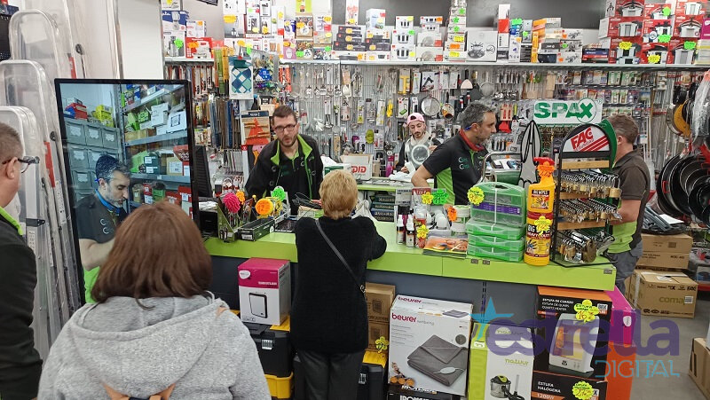 Las ventas de pilas, cocinas de gas, transistores... se dispararon en las ferreterías que pudieron permanecer abiertas