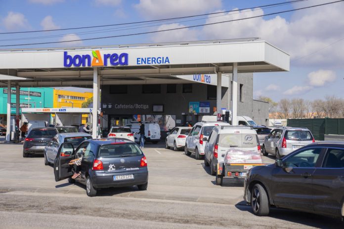 Una fila de coches espera para repostar en una de las gasolineras de BonÀrea.