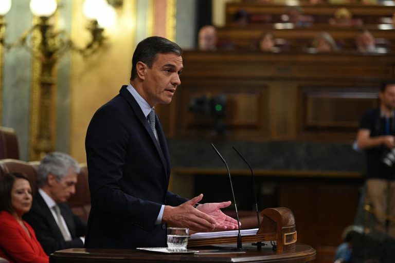 Sánchez anuncia un nuevo impuesto a las grandes energéticas y a la banca