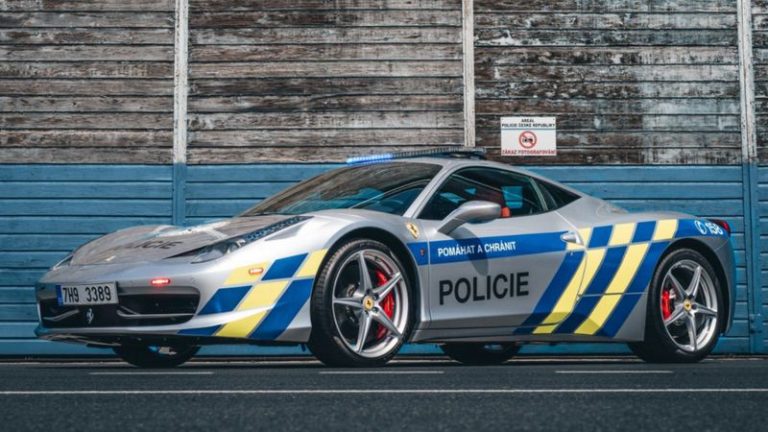 La policía checa suma a su flota un Ferrari incautado, que servirá para atrapar a delincuentes