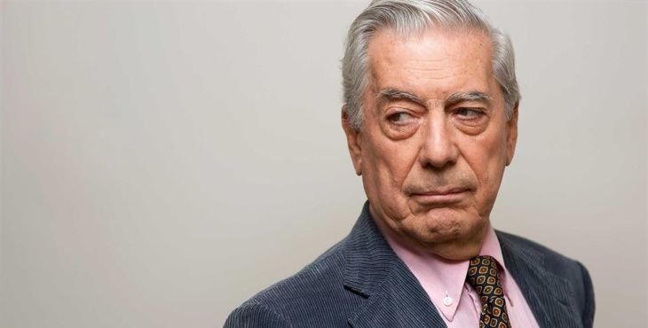 Vargas Llosa está hospitalizado por la covid pero «evoluciona favorablemente»