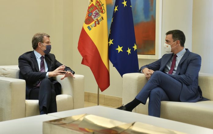 Alberto Núñez Feijóo en La Moncloa, con el presidente Sánchez.
