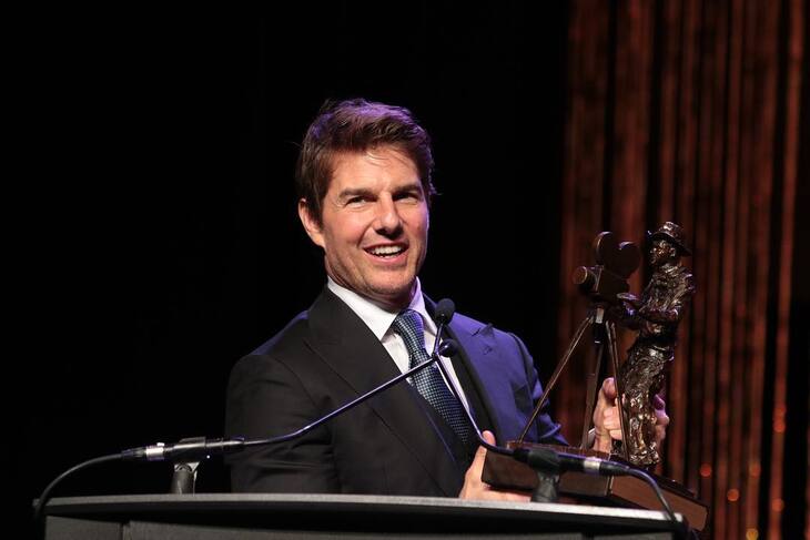 Tom Cruise cumple 60 años brindando por el éxito de «Top Gun: Maverick»