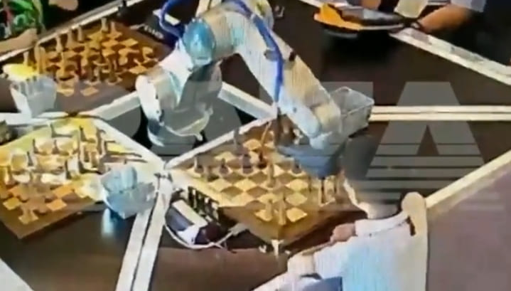 Un robot de ajedrez le rompe el dedo a un niño en una partida