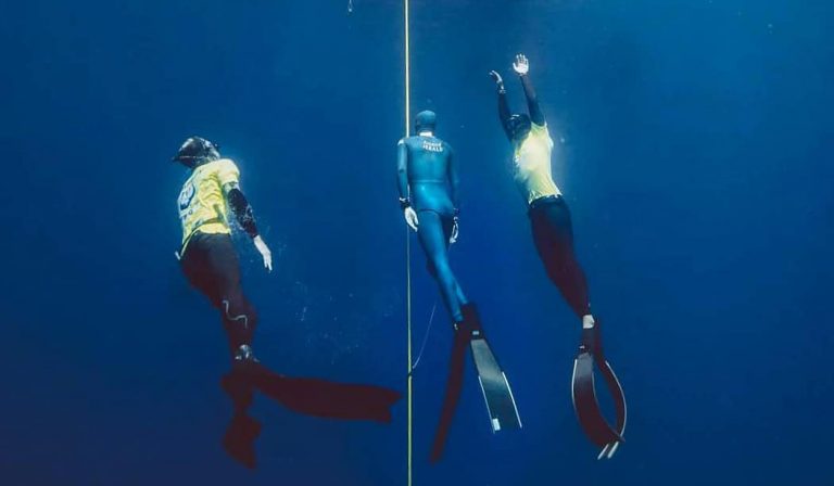 Un buceador bate el récord del mundo de inmersión más profunda