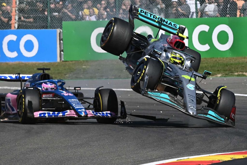 Hamilton vuela tras cerrar la puerta a Fernando Alonso. Décima victoria de Verstappen 