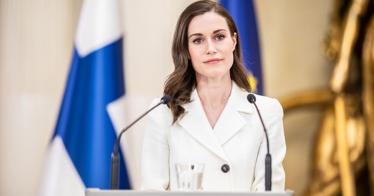 La primera ministra finlandesa, Sanna Marin, se disculpa por la foto de unas invitadas en topless en la residencia oficial