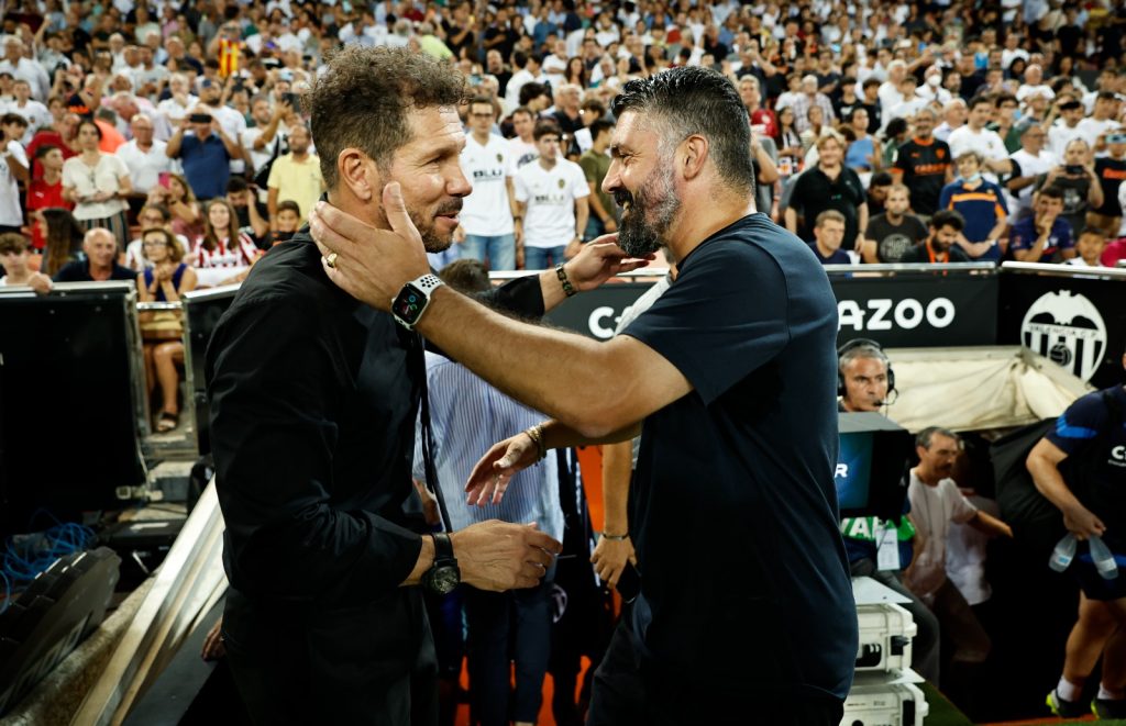 Simeone y Gattuso se saludan antes del comienzo del partido. Victoria del Atlético de Madrid en Mestalla 