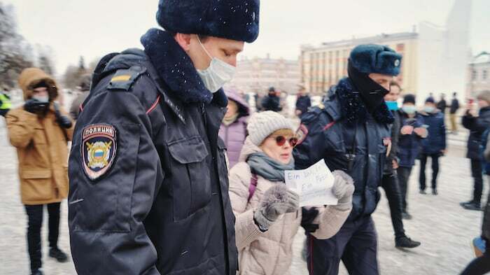 Rusia prohíbe salir del pais a policías y agentes con acceso a secretos de Estado