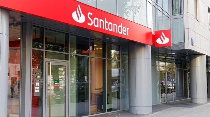 Banco Santander investigó a empleados   por acudir a un club de striptease