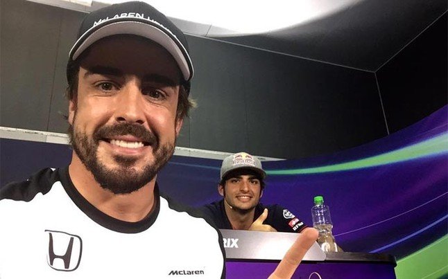 Alonso-Sainz-Hicieron-Selfie-Durante-Rueda-Prensa-Malasia-1427363909387