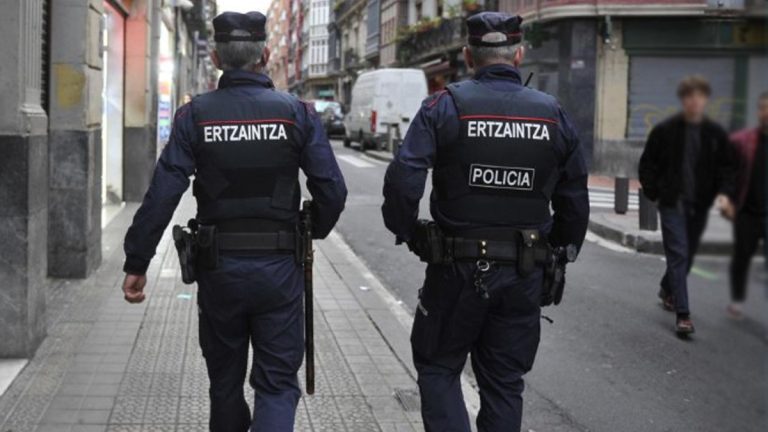 Arrestan a un hombre en Bergara por abandonar a su hijo de 3 años frente a una comisaría