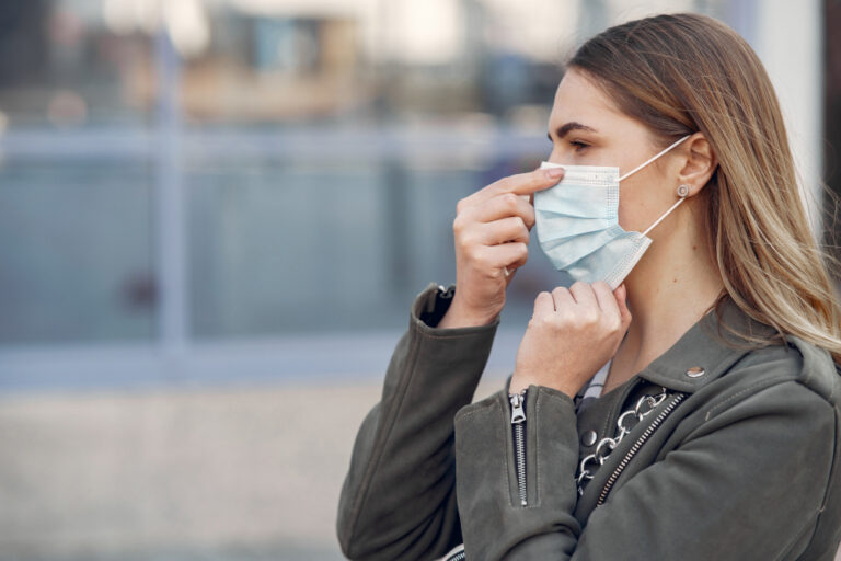 El regreso de la mascarilla a debate ante el aumento de virus invernales