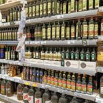 El aceite de oliva baja de precio en origen y sube en el supermercado