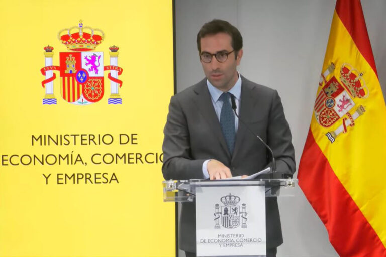 El ministro de Economía matiza las declaraciones sobre los Lamborghinis tras el comentario de Sánchez