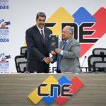 Elvis Amoroso actual presidente del CNE felicita a Nicolas Maduro