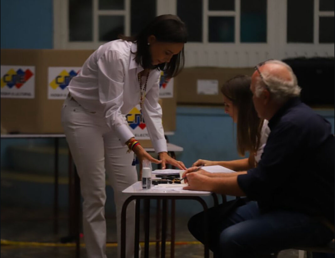 María Corina Machado votando en el colegio Elena de Bueno, Los Chorros, estado Miranda