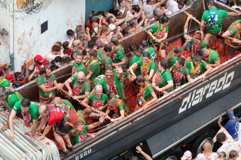 La 77 edición de la Tomatina da color a las calles de Buñol