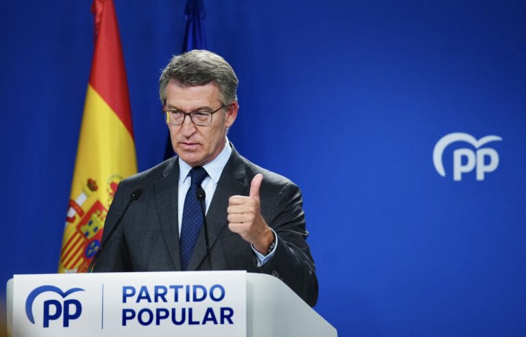 Feijóo acusa a Sánchez de fomentar la migración irregular en plena crisis migratoria