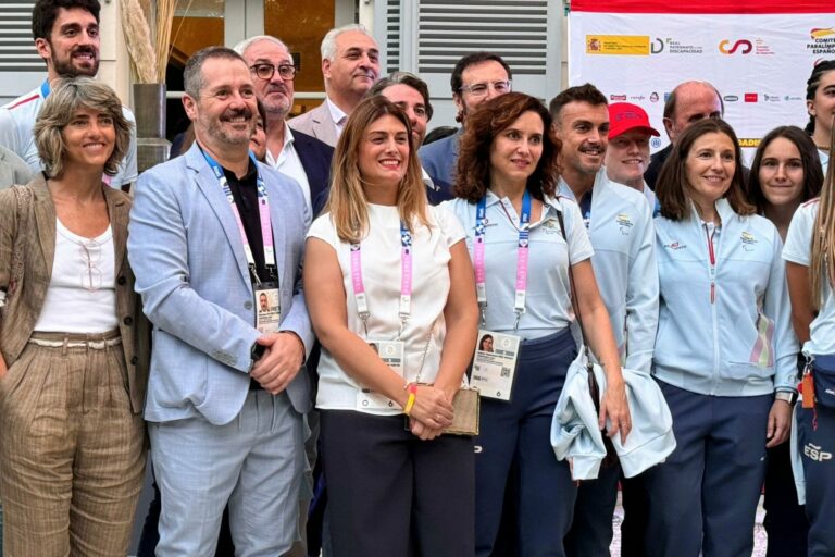 Díaz Ayuso acompaña a los deportistas madrileños en la recepción del Comité Paralímpico Español en París