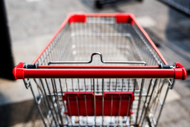 De la piña al queso: cómo ligar en supermercados según la nueva tendencia viral