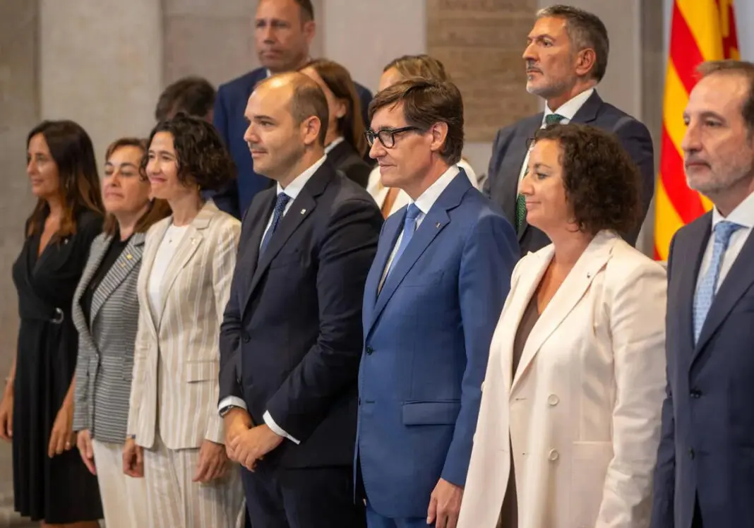 Fotografía de la toma de posesión de los 16 consellers de Salvador Illa