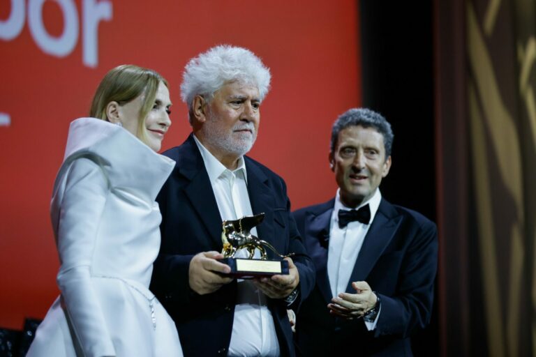 «La habitación de al lado», de Pedro Almodóvar, conquista el León de Oro en Venecia