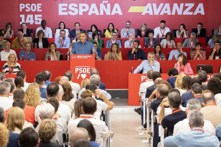 García-Page y Lambán consideran que el pacto con ERC «atenta contra la Constitución» durante el Comité Federal del PSOE