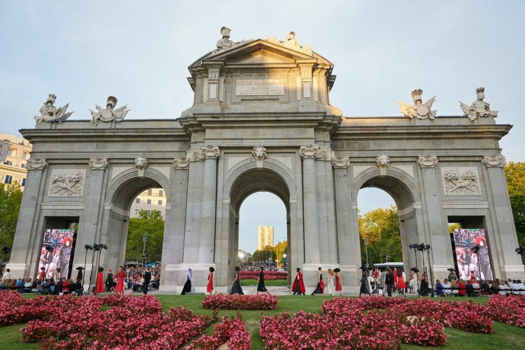 La Puerta de Alcalá como escenario icónico de la Semana de la Moda de Madrid 2024