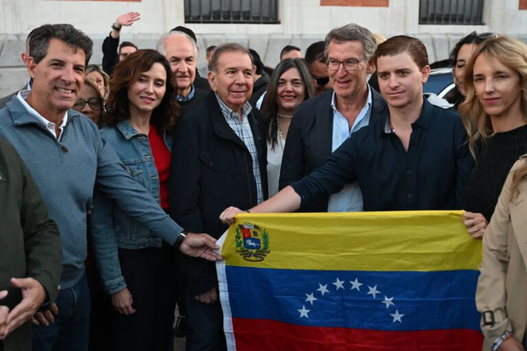 Masiva protesta en la Puerta del Sol contra el régimen de Maduro con la participación de Edmundo González