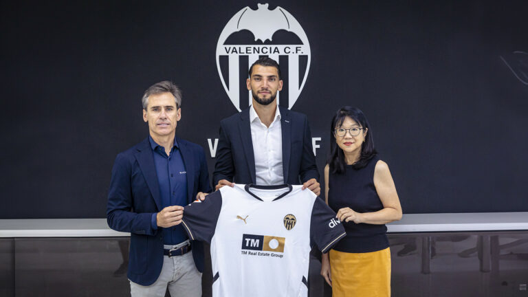 El Valencia CF no despide a Rafa Mir, pero le sanciona económica y deportivamente