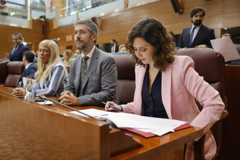 Ayuso acusa a Sánchez de fomentar la inmigración para fortalecer a Vox