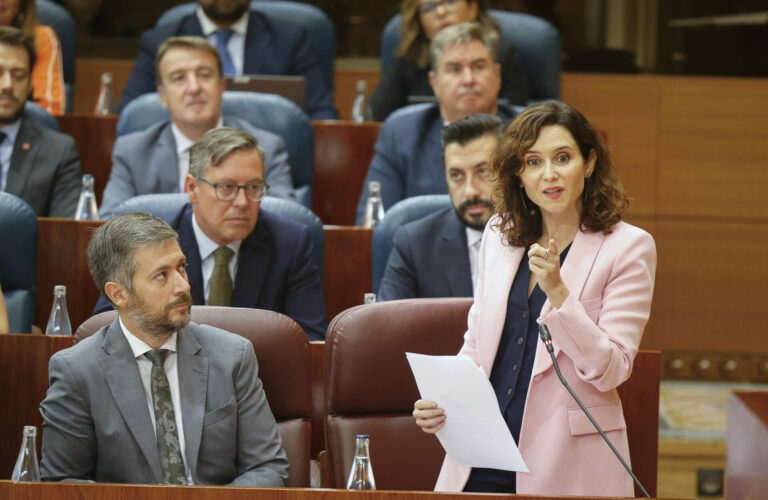 Ayuso ironiza con un “pleno de censura” y acusa al Gobierno de impulsar un plan contra los medios de comunicación