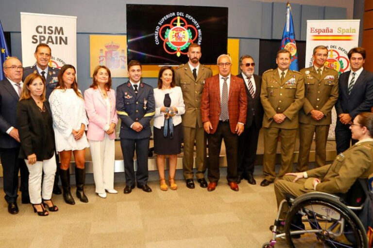 Los dos medallistas olímpicos de las Fuerzas Armadas, condecorados por Defensa