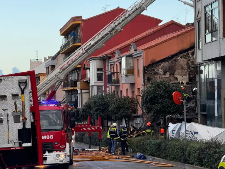 Una explosión de gas en Santander deja un fallecido y dos desaparecidos tras el derrumbe de un edificio