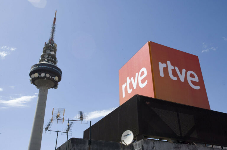 ​Consecuencia de aumentar de 10 a 15 los miembros del Consejo de Administración de RTVE y tener dedicación exclusiva: pasar de 80.000 a 105.000 euros brutos anuales de retribución básica