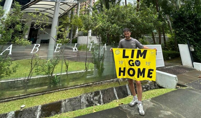 Dos valencianistas retenidos en Singapur tras posar con una pancarta en contra de Peter Lim