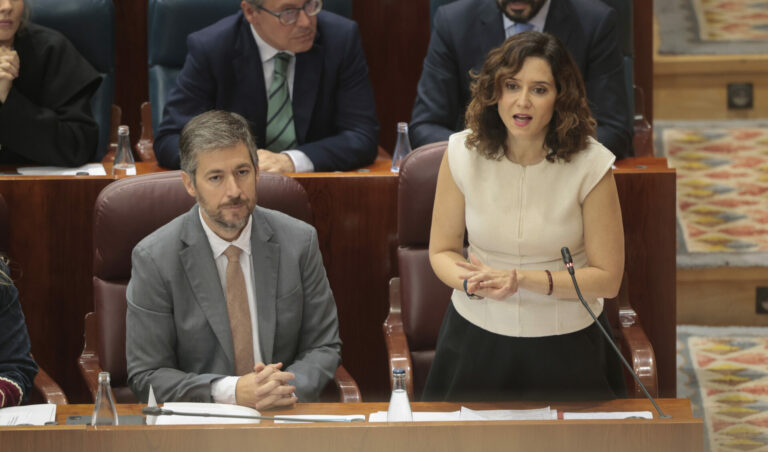 Fuerte enfrentamiento entre Ayuso y Bergerot en la Asamblea por las investigaciones que involucran a la pareja de la presidenta