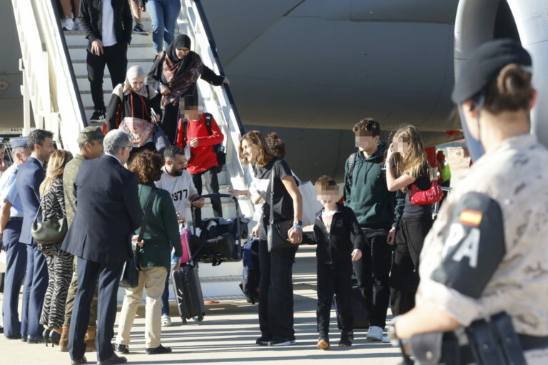 Defensa enviará un tercer avión a Líbano «si la situación lo requiere»