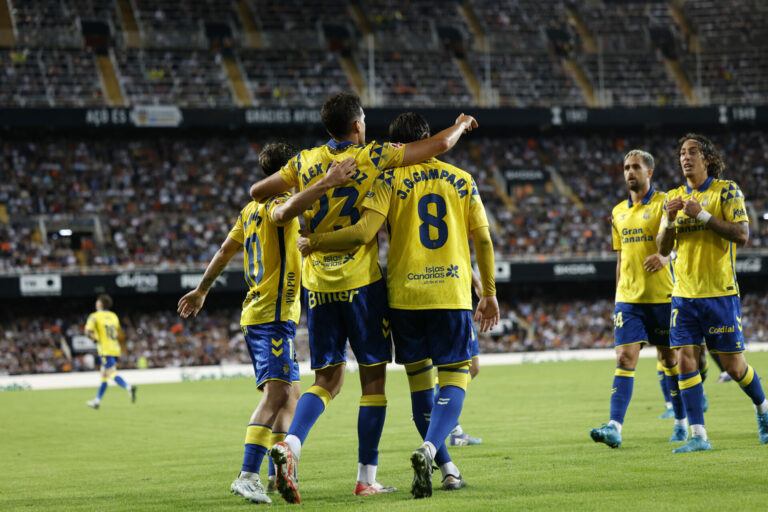 Las Palmas hunde al Valencia y consigue su primera victoria