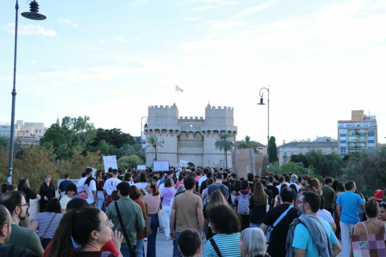 Miles de personas se manifiestan en Valencia por el derecho a la vivienda, que termina con una acampada en el Ayuntamiento