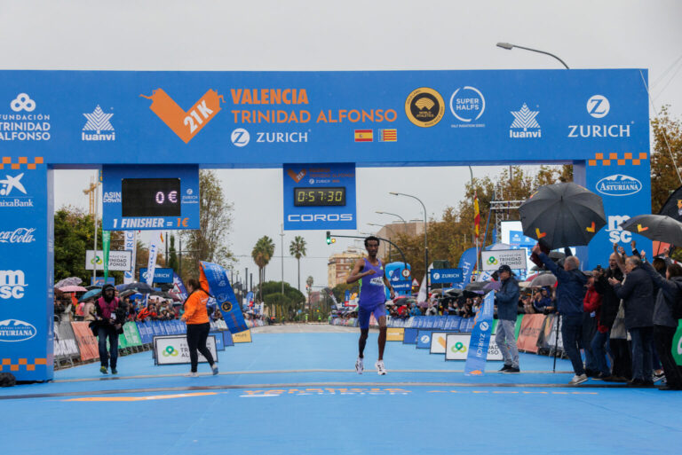 Ni la lluvia puede empañar en Valencia un Medio Maratón de récord