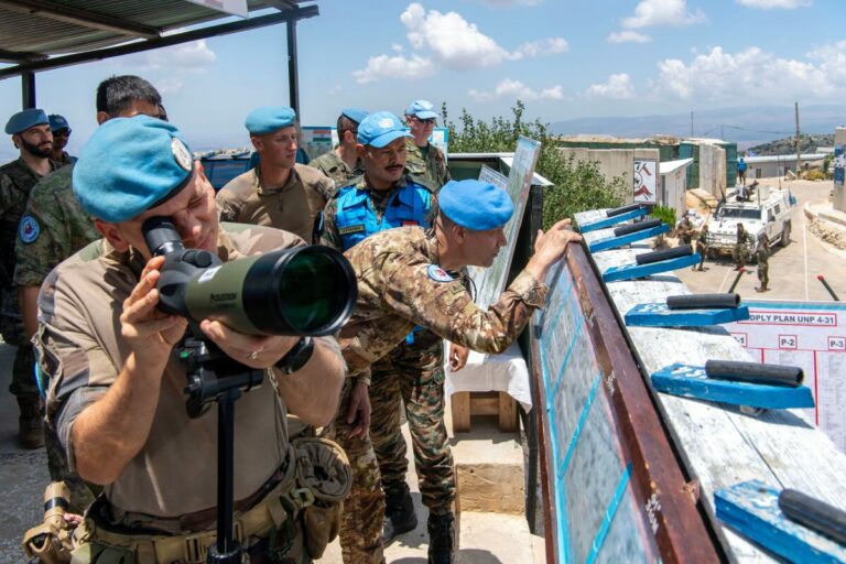 Israel cruza la ‘Línea Azul’ y entra por la fuerza en una base de la ONU en Líbano