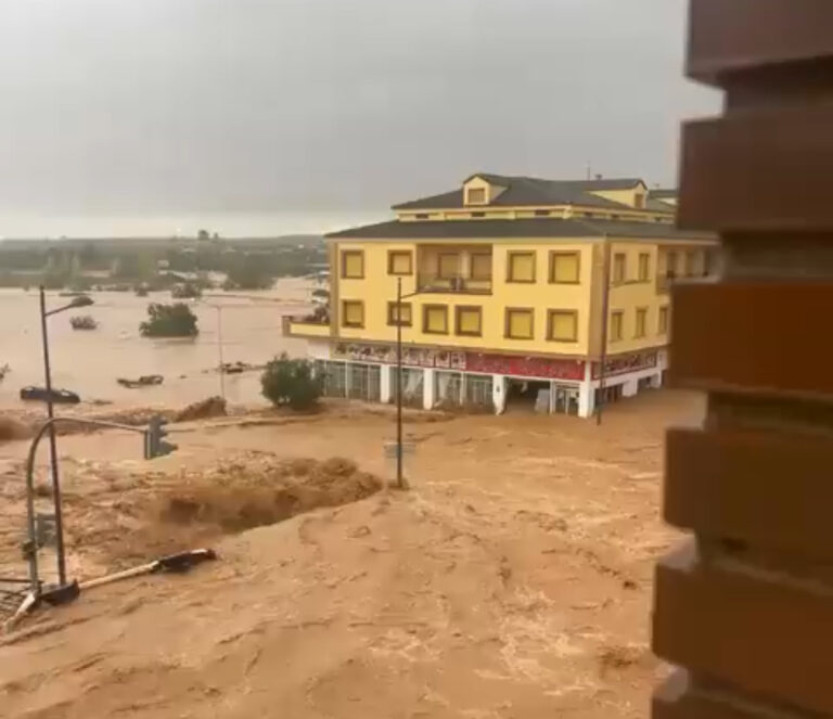 El río Magro inunda Utiel (Valencia) y obliga a movilizar a la UME, mientras la DANA aún no cesa