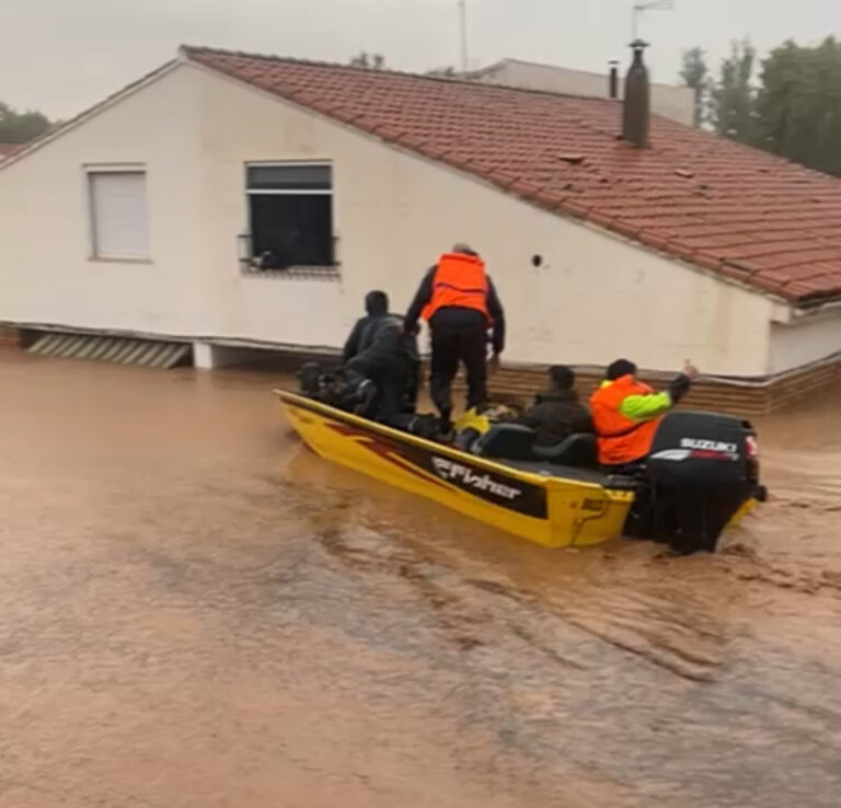 La DANA sigue causando estragos en diferentes poblaciones valencianas: rescates, inundaciones,  desaparecidos y problemas en la carretera