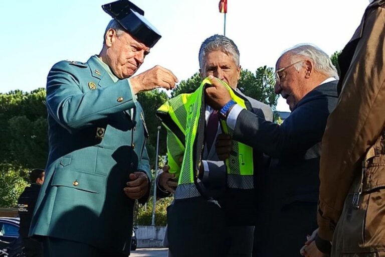 Llegan los primeros chalecos airbag para los agentes de tráfico de la Guardia Civil