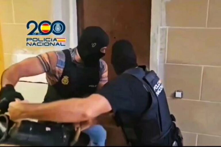 [VÍDEO] Nueva operación policial en las Tres Mil Viviendas, con la falta de medios de los agentes como telón de fondo