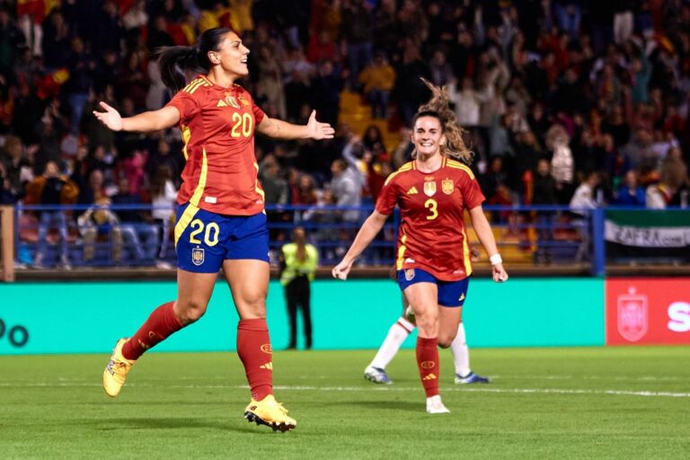 España domina y empata ante Canadá con el gol salvador de la debutante Martín-Prieto